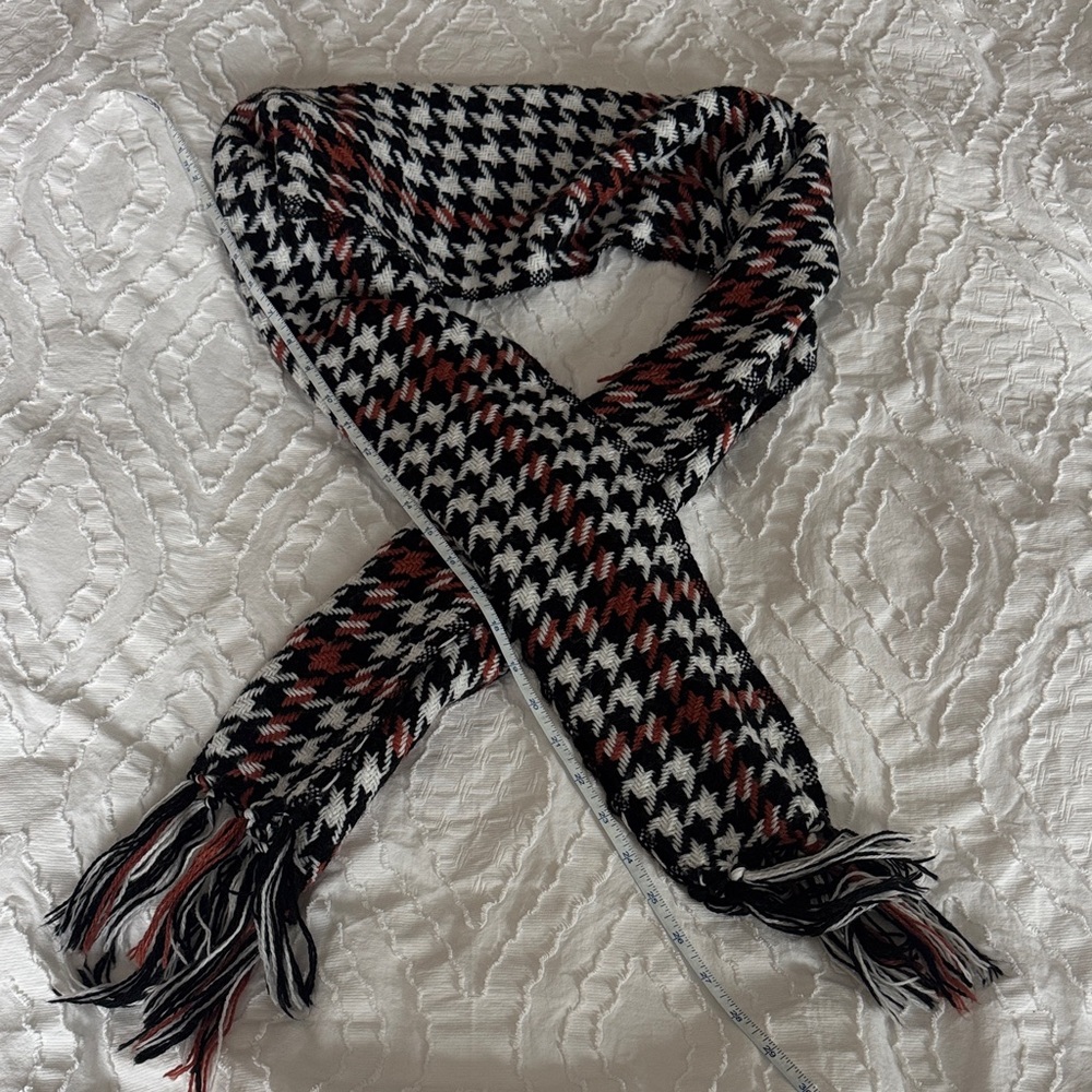 Stylish Black and White Houndstooth Scarf